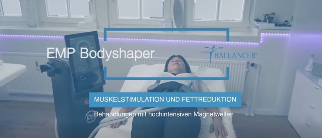 A woman lies on a bed with a device attached to her abdomen, possibly undergoing a body shaping treatment. The room is well-lit, and there is a monitor and text overlay that reads 'Muskelstimulation und Fettreduktion'.