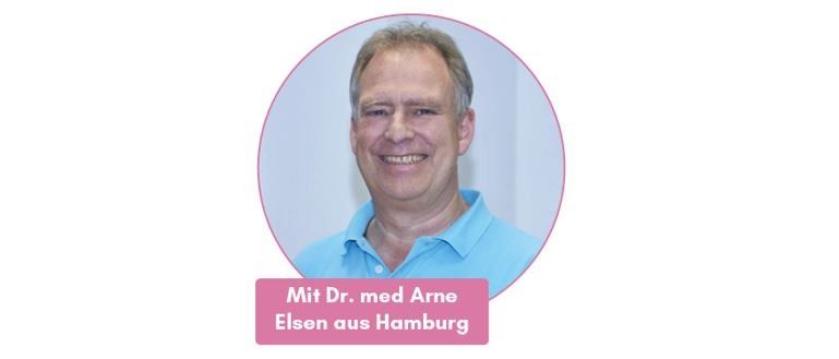 In der Abbildung ist ein lächelnder Mann in einem blauen Poloshirt zu sehen. Darunter befindet sich ein rosafarbener Banner mit weißem Text, der 'Mit Dr. med Arne Elsen aus Hamburg' lautet. Der Hintergrund ist weiß.