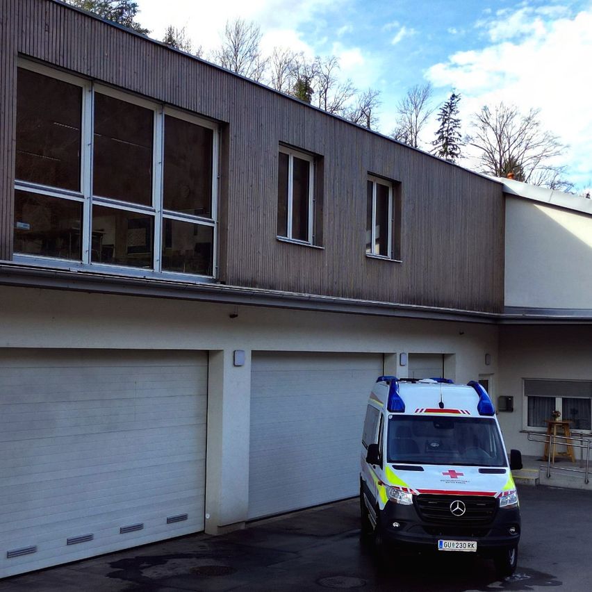 Bild enthält, Garage, Indoors, Car, Transportation, Vehicle