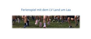 Eine Gruppe von Läufern in verschiedenfarbigen Schuhen nimmt an einem Rennen auf einem Rasenfeld teil.