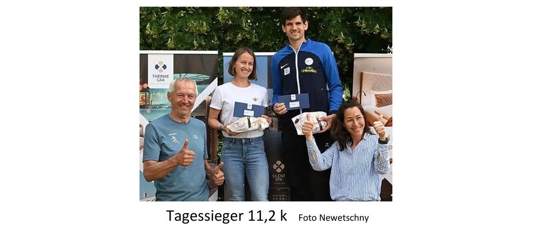 Drei lächelnde Personen posieren für ein Foto mit einem Plakat im Hintergrund. Foto von Neuestchy.