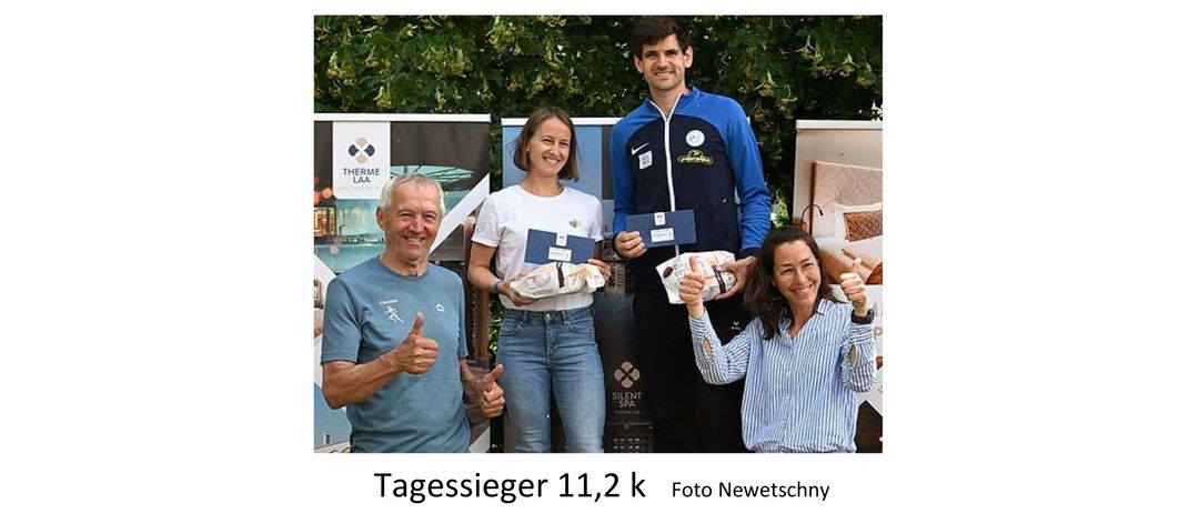 Drei lächelnde Personen posieren für ein Foto mit einem Plakat im Hintergrund. Foto von Neuestchy.