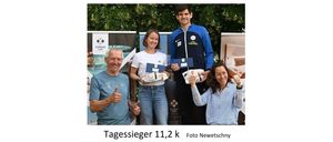 Drei lächelnde Personen posieren für ein Foto mit einem Plakat im Hintergrund. Foto von Neuestchy.