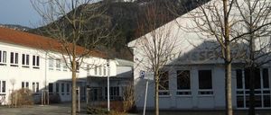 Bild enthält, Neighborhood, City, Building, Hotel, Tree, Housing, Villa, Street, School, Indoors