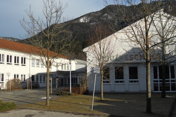 Bild enthält, Neighborhood, City, Building, Hotel, Tree, Housing, Villa, Street, School, Indoors
