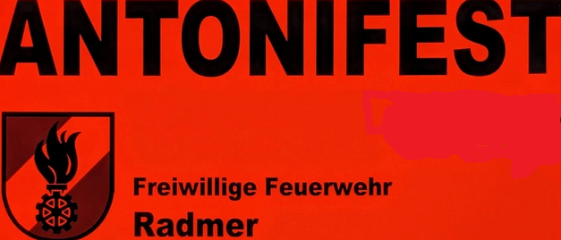 Ein rotes Plakat mit den Worten 'ANTONIFEST' oben. Darunter befindet sich ein Logo mit einer Flamme und einem Zahnrad, gefolgt von 'Freiwillige Feuerwehr Radmer'. Rechts unten ist ein roter Verwaschungseffekt.