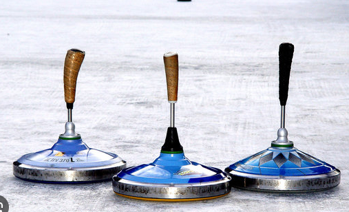 Drei blaue Curlingbesen mit Holzgriffen sind auf einer Eisbahn positioniert. Die Besen haben silberne Basen und schwarze Griffe.
