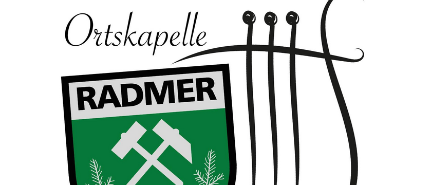 Das Ortskapelle Radmer Logo zeigt einen grünen Schild mit zwei gekreuzten Hämmern und Blättern auf weißem Hintergrund. Der Schild ist von einer schwarzen Linie umrahmt. Der Text 'Ortskapelle' steht kursiv über dem Schild. Der Text 'Radmer' steht in fetten Buchstaben unter dem Schild. Der Text 'seit 1878' steht unter dem Schild.