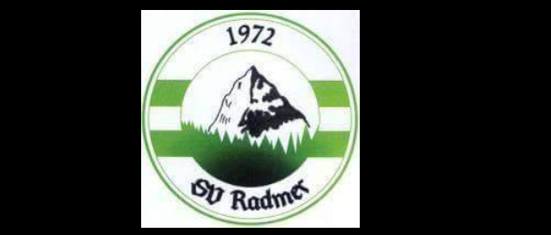 Das Logo zeigt einen Berg mit dem Jahr 1972 und dem Text SV Radmer. Grüne und weiße Streifen umgeben das Logo.