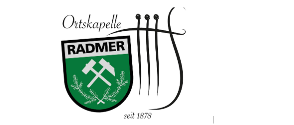 Das Logo von Radmer zeigt einen grünen Schild mit gekreuzten Hämmern und Zweigen, auf dem der Name 'Radmer' steht. Darunter steht 'Ortskapelle seit 1878'.