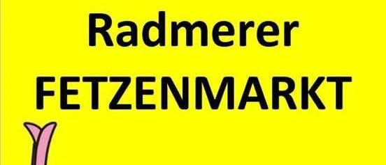 Plakat für Radmerer Fetzmarkt, zeigt einen Verkaufstisch mit verschiedenen Artikeln, mit Veranstaltungsdaten und -zeiten in Englisch und Deutsch.