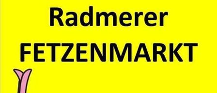 Plakat für Radmerer Fetzmarkt, zeigt einen Verkaufstisch mit verschiedenen Artikeln, mit Veranstaltungsdaten und -zeiten in Englisch und Deutsch.