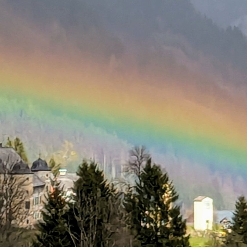 Bild enthält, Nature, Outdoors, Sky, Tree, Fir, Rainbow, Scenery, Landscape, Vegetation, Mountain Range
