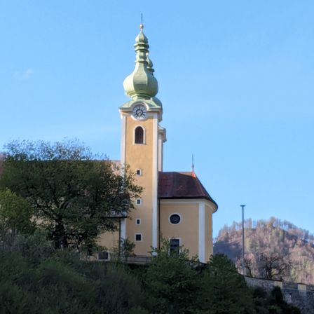 Bild enthält, Architecture, Building, Clock Tower, Tower, Monastery, Spire, Bell Tower