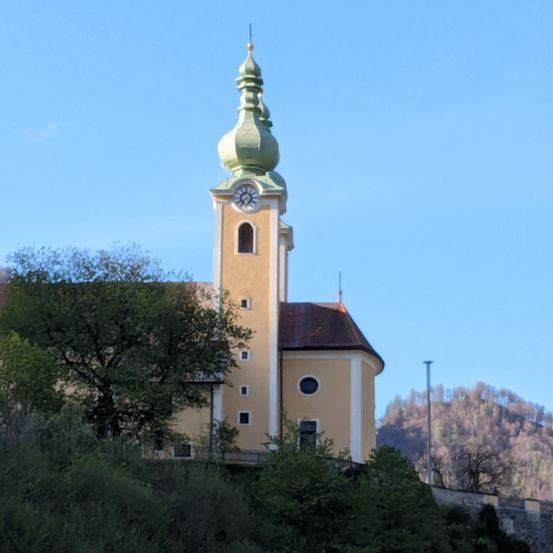 Bild enthält, Architecture, Building, Clock Tower, Tower, Monastery, Spire, Bell Tower
