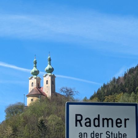 Bild enthält, Sign, Symbol, Monastery, Spire, Tower, Clock Tower, Bell Tower, Road Sign