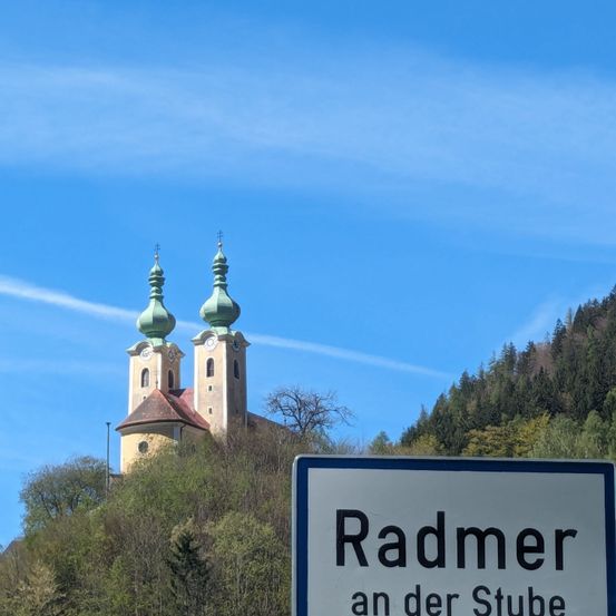 Bild enthält, Sign, Symbol, Monastery, Spire, Tower, Clock Tower, Bell Tower, Road Sign