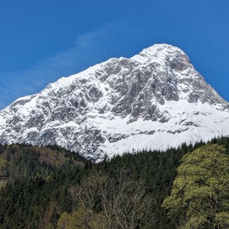 Bild enthält, Mountain, Mountain Range, Nature, Outdoors, Tree, Peak, Fir, Ice