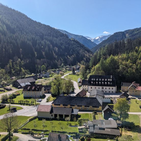 Bild enthält, Outdoors, Building, Nature, Countryside, Rural, Village, Housing, Fir