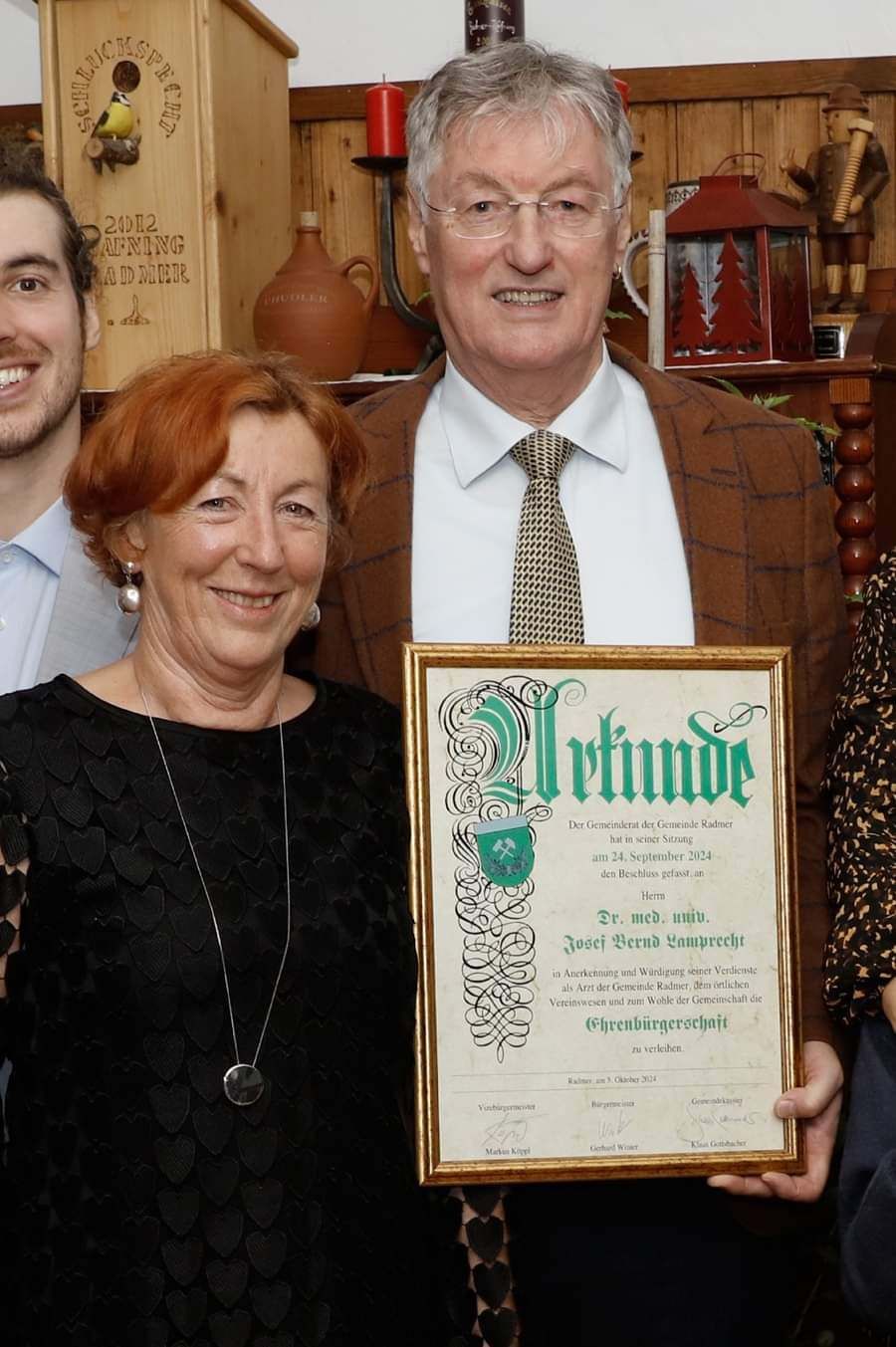 Bild enthält, Person, Photography, Portrait, Accessories, Necklace, Adult, Female, Woman, Tie, Coat