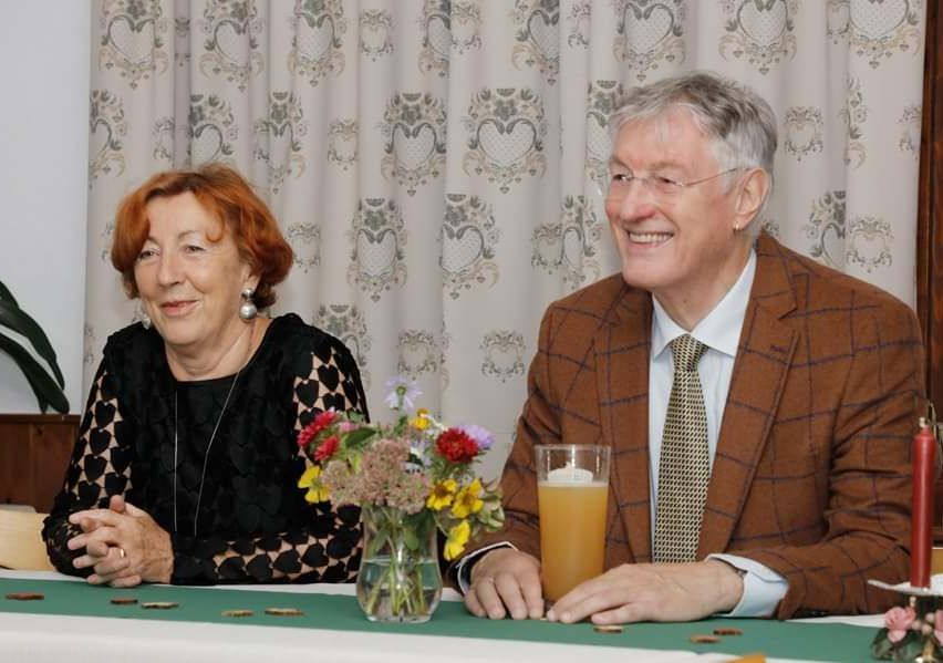 Bild enthält, Flower, Flower Arrangement, Potted Plant, Flower Bouquet, Person, Portrait, Table, Suit, Adult, Man