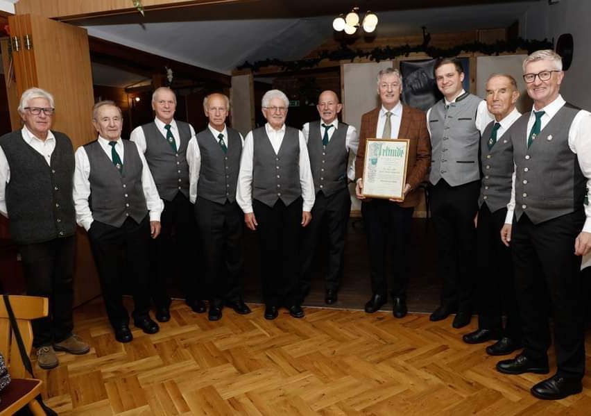 Bild enthält, Vest, People, Person, Shirt, Formal Wear, Suit, Wood, Adult, Male, Man