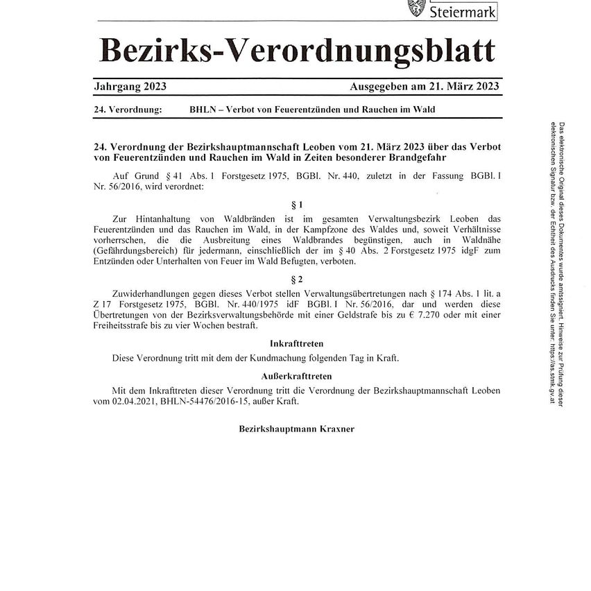 Das Dokument ist eine Bezirksverordnung von Leoben, Österreich, vom 21. März 2023, die das Verbrennen und Rauchen in Wäldern während Brandgefahrenperioden verbietet. Zuwiderhandlungen werden mit Geldstrafen oder Haft bestraft.