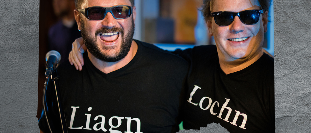 Zwei Männer mit Sonnenbrillen und schwarzen T-Shirts mit dem Wort 'Loch' darauf lächeln und stehen eng beieinander. Das Poster hat einen grauen Hintergrund mit den Worten 'Die Grosse Austropop-Party' in Weiß geschrieben.