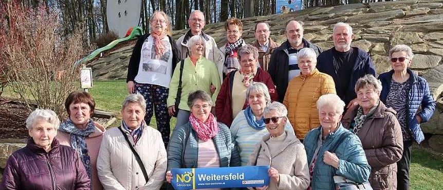 Bild enthält, People, Person, Pants, Park, Adult, Male, Man, Portrait, Shelter, Coat