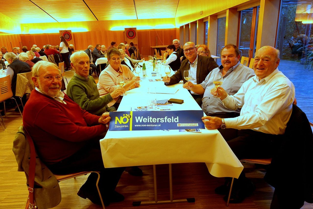 Bild enthält, Dining Table, Table, People, Person, Dining Room, Indoors, Restaurant, Adult, Male, Man