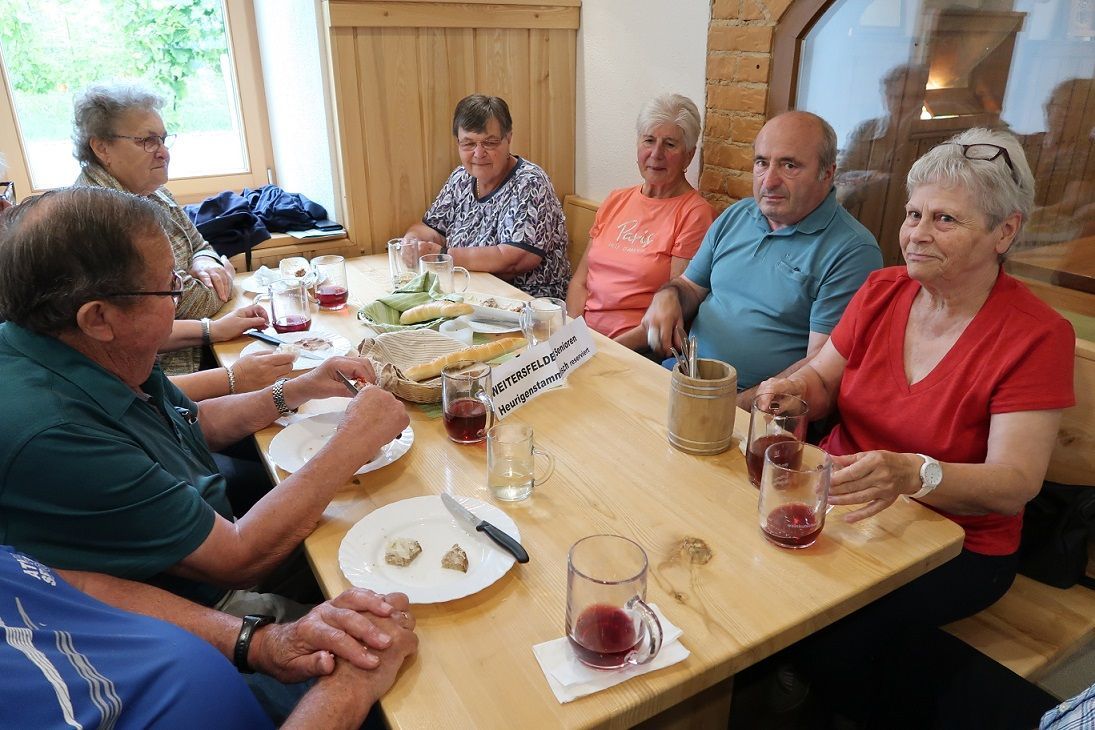 Bild enthält, Dining Table, Furniture, Table, Dining Room, Adult, Female, Person, Woman, Brunch, Man