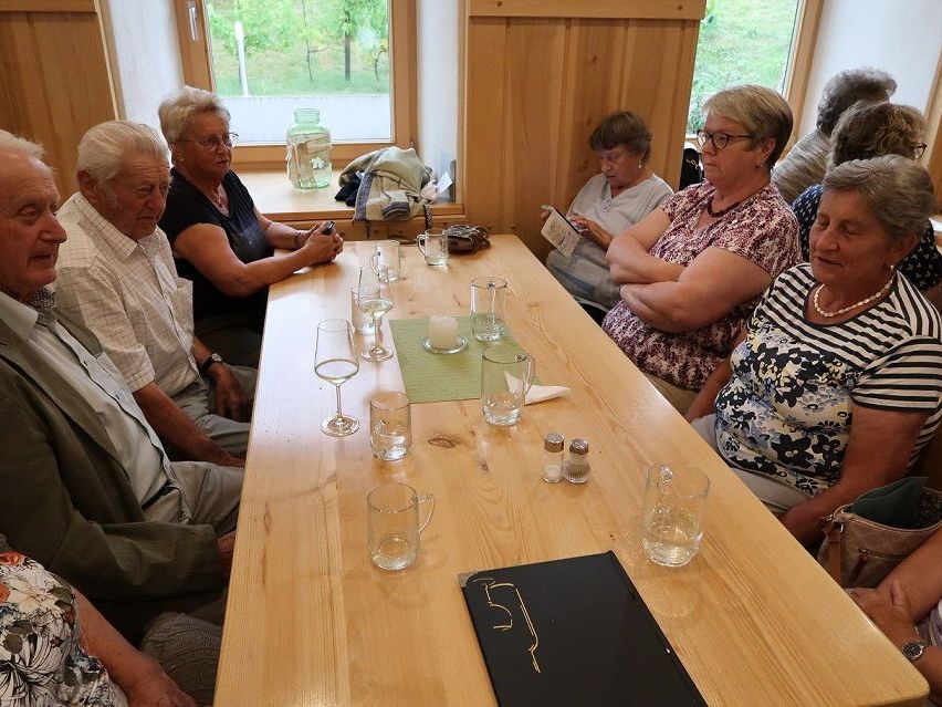 Bild enthält, Furniture, Table, Dining Table, Dining Room, Tabletop, People, Person, Adult, Female, Woman