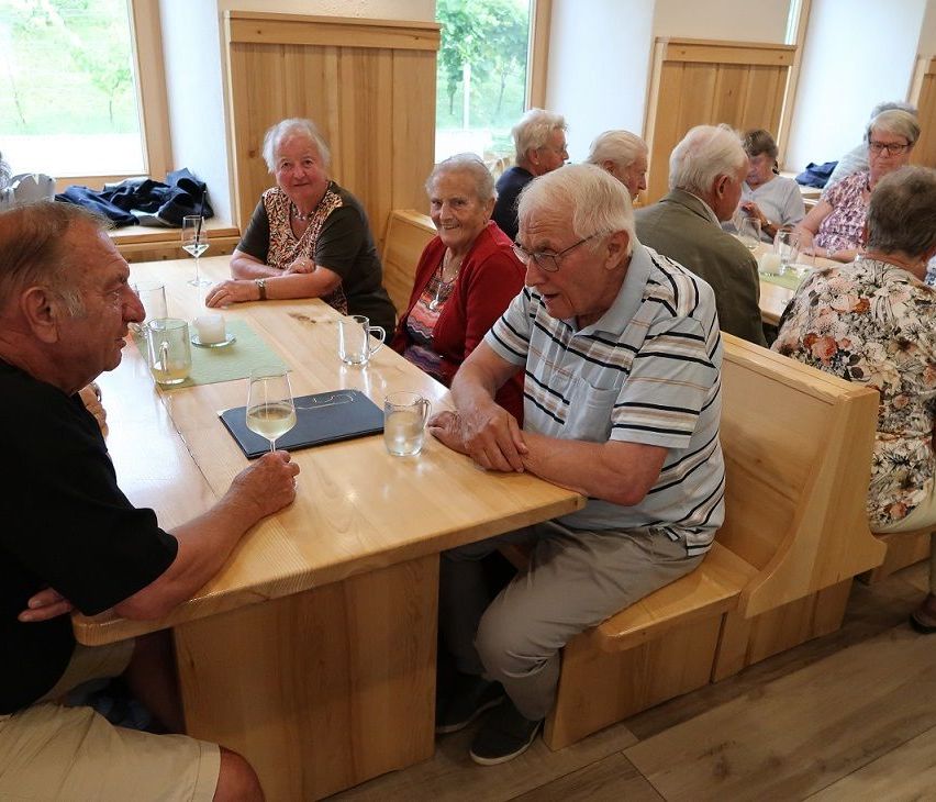 Bild enthält, Dining Room, Dining Table, Table, Adult, Female, Person, Woman, Plywood, Wood, People