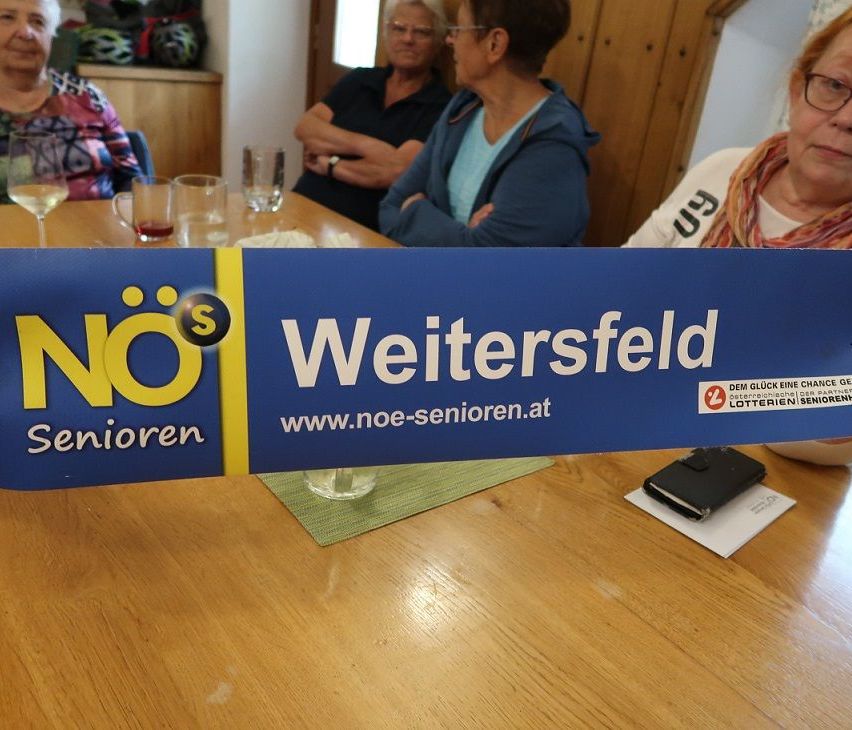 Bild enthält, Table, Dining Table, Wood, Tabletop, Glasses, Adult, Female, Person, Woman, Man