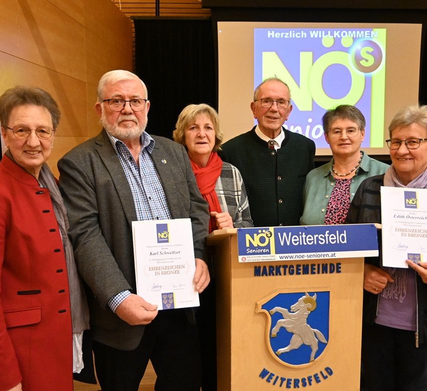 Bild enthält, People, Person, Jacket, Crowd, Blazer, Adult, Female, Woman, Male, Man