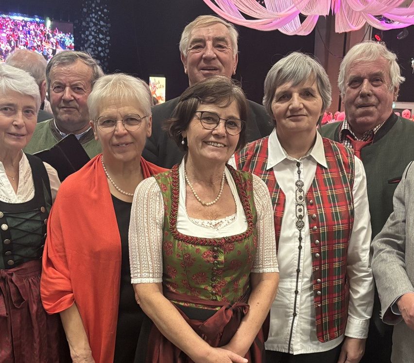 Bild enthält, People, Person, Coat, Jacket, Suit, Adult, Male, Man, Blazer, Woman