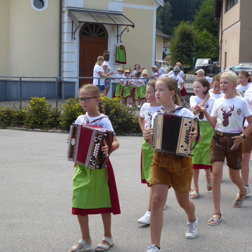 Bild enthält, Shorts, People, Person, Boy, Child, Male, Shoe, Walking, Musical Instrument, Face