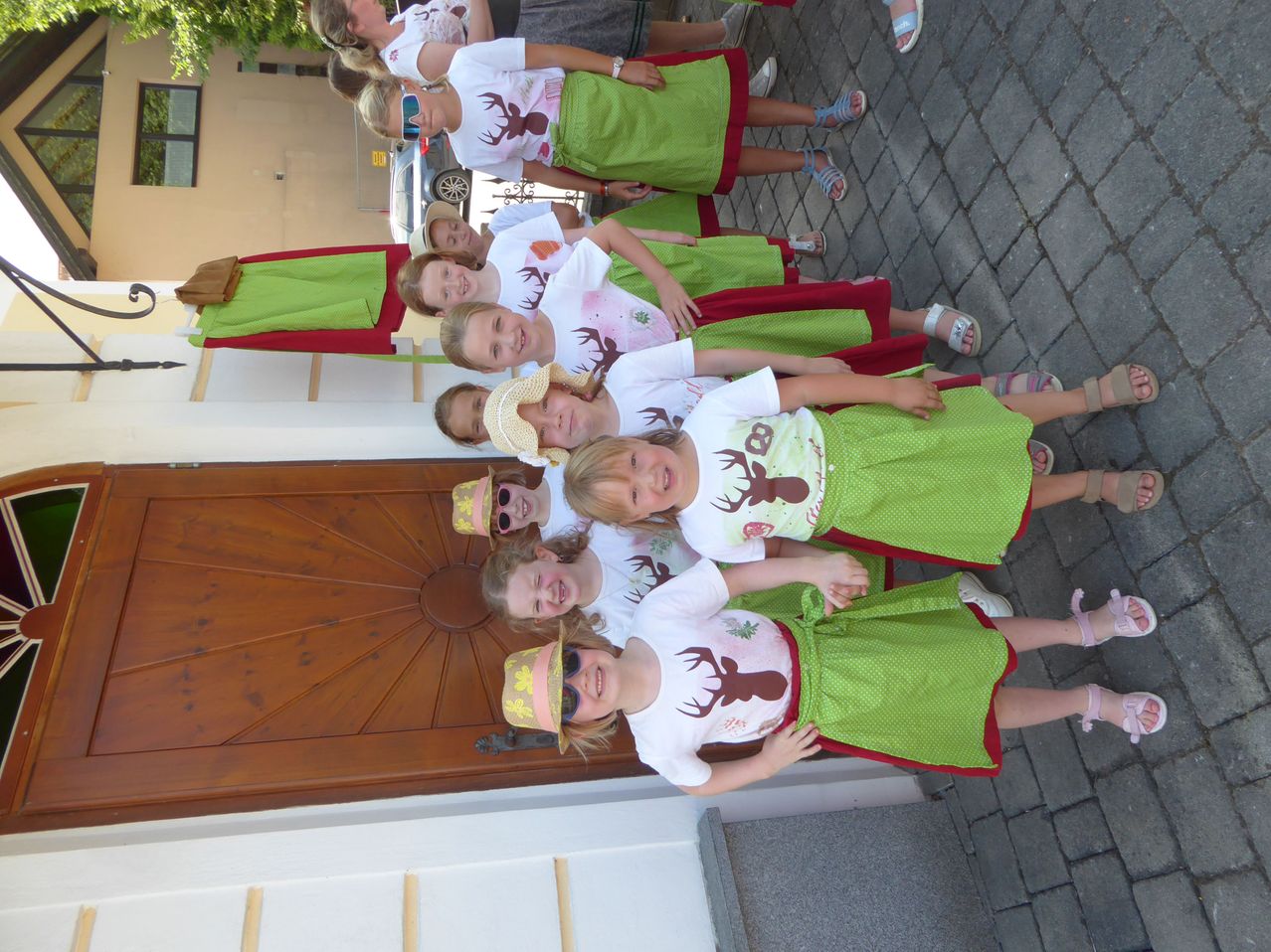 Bild enthält, People, Person, Wood, Dress, Child, Female, Girl, Skirt, Face, Floor