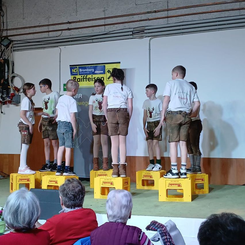 Bild enthält, People, Person, Crowd, Boy, Child, Male, Shorts, Adult, Man, Face