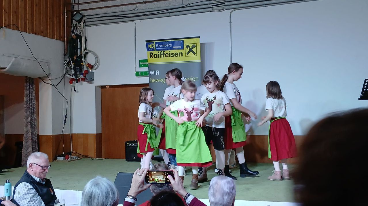 Bild enthält, People, Person, Dress, Adult, Male, Man, Child, Female, Girl, Stage