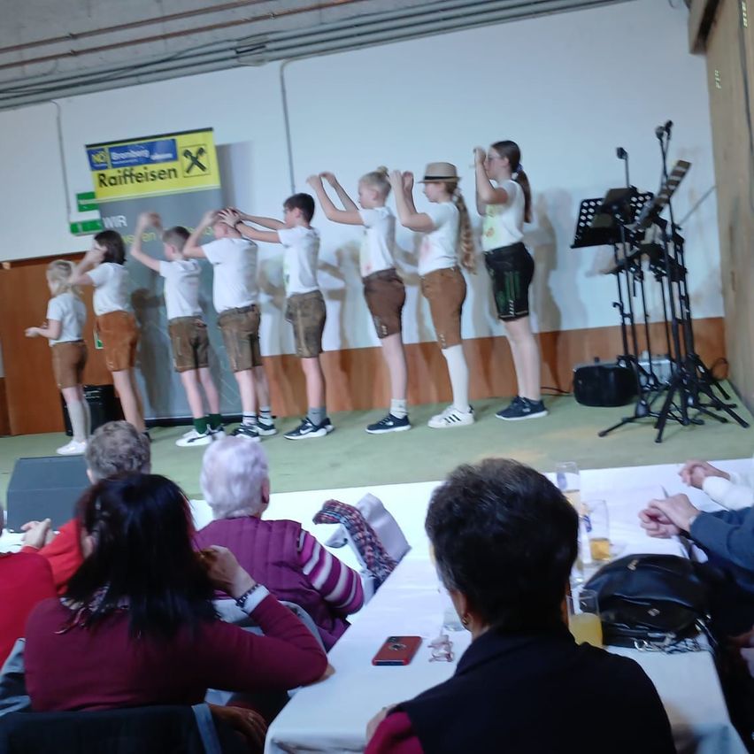 Bild enthält, People, Person, Crowd, Baby, Adult, Male, Man, Face, Mobile Phone, Shorts