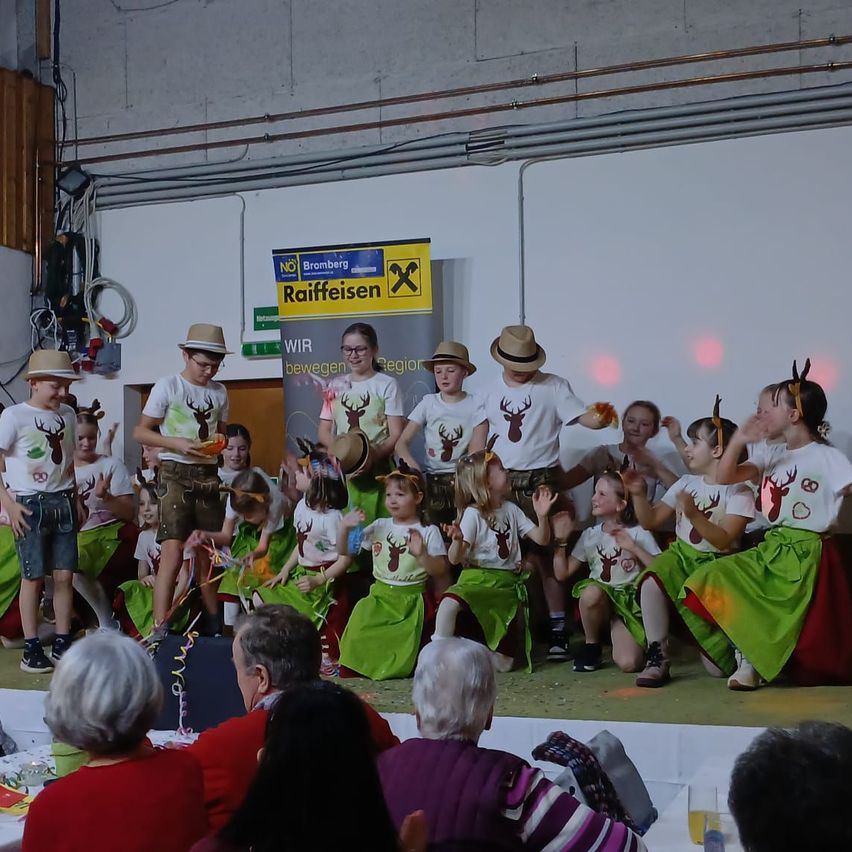 Bild enthält, People, Person, Adult, Male, Man, Boy, Child, Head, Crowd, Shorts