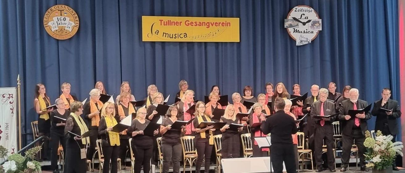 Bild enthält, Group Performance, Person, Music, Musician, Performer, Singing, Adult, Male, Man, Baton