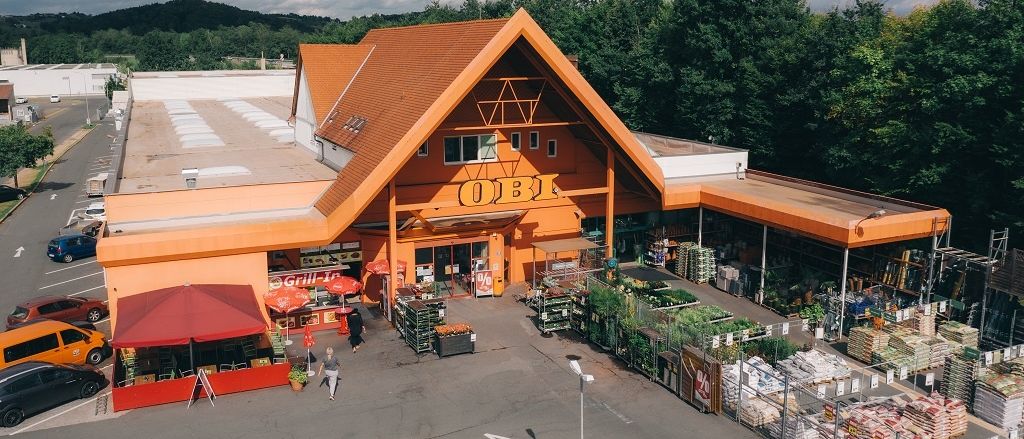 Bild enthält, Building, Car, Person, City, Terminal, Handbag, Market, Shop, Grocery Store, Supermarket