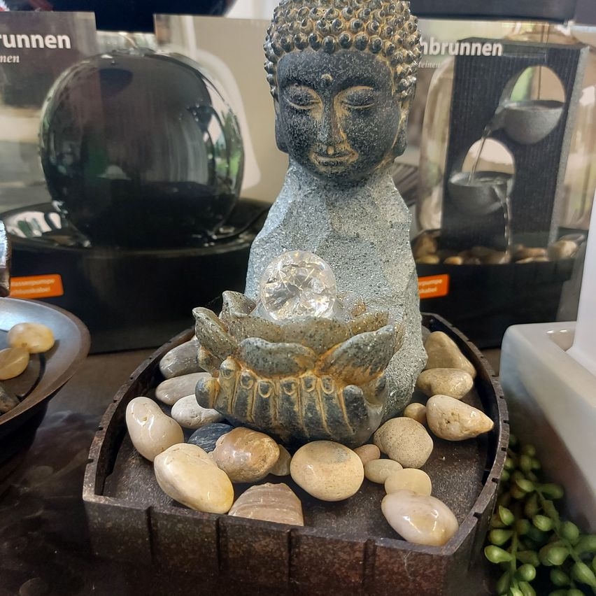 Bild enthält, Art, Prayer, Person, Face, Head, Helmet