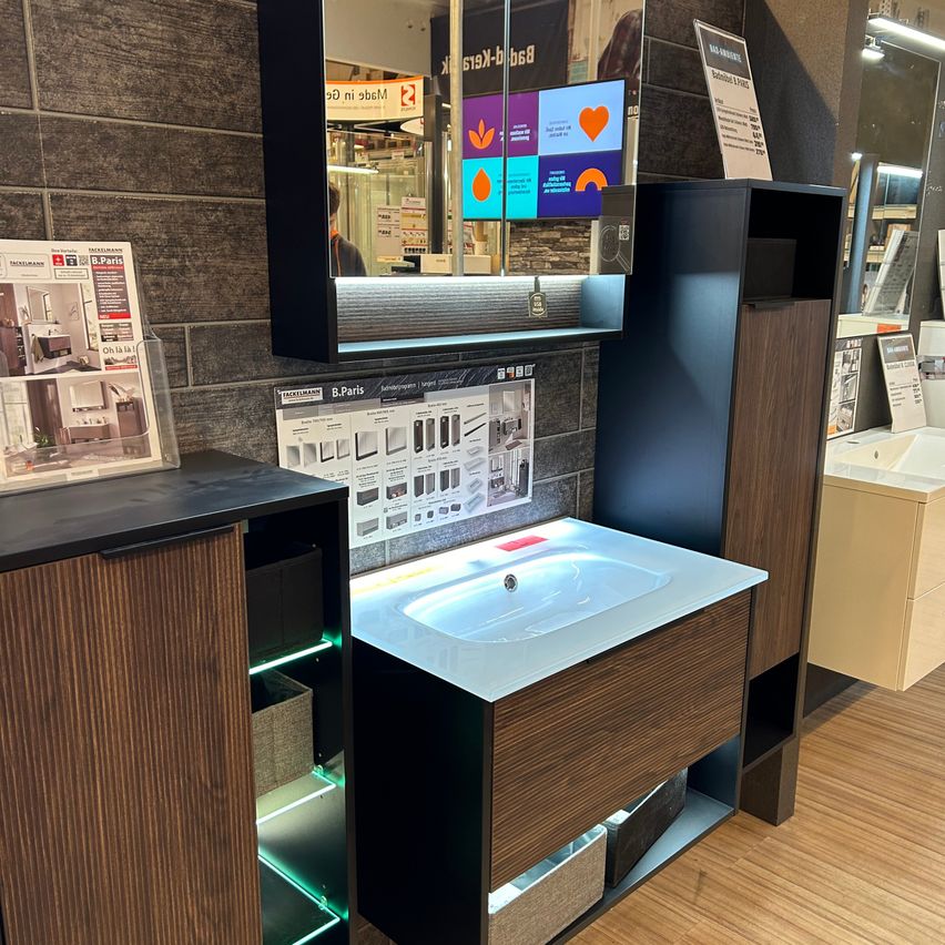 Bild enthält, Indoors, Interior Design, Shop, Person, Market, Hot Tub, Tub, Wood, Sink Faucet, Grocery Store