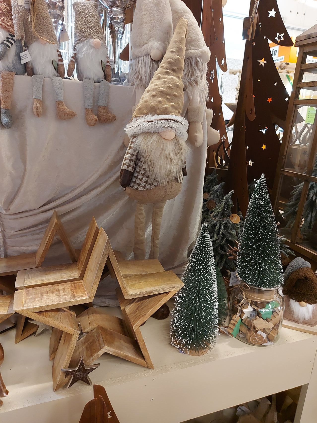 Bild enthält, Wood, Adult, Female, Person, Woman, Plywood, Christmas, Christmas Decorations, Festival, Christmas Tree