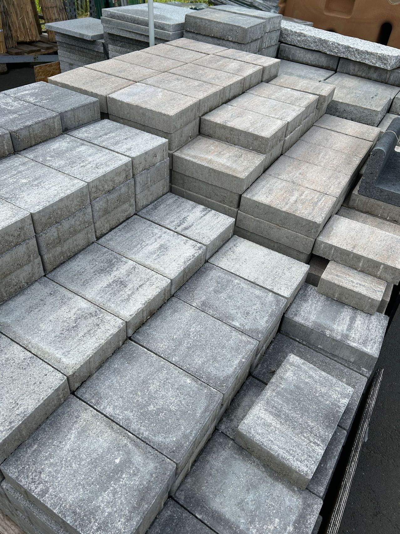 Ein Stapel grauer Betonblöcke, die in einer Treppe angeordnet sind und ihre Haltbarkeit und Einheitlichkeit zeigen. Die Blöcke variieren in Größe und Form, wahrscheinlich für den Bau verwendet.