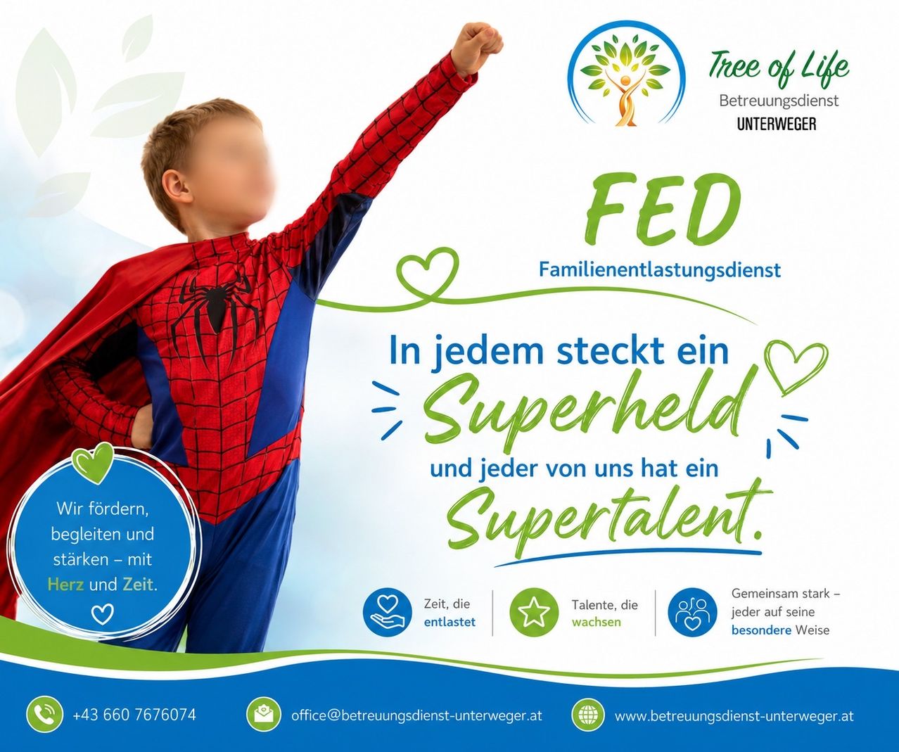 Ein junger Junge, der als Spider-Man verkleidet ist, hebt seine Hand, mit einem Plakat hinter ihm, das den Text 'In jedem steckt ein Superherol und jeder von uns hat ein Supertalent' und ein Logo für 'Familienlastungsdienst' zeigt. Das Plakat hat ein blaues und grünes Farbschema. Kontaktinformationen und eine Website sind ebenfalls angezeigt.