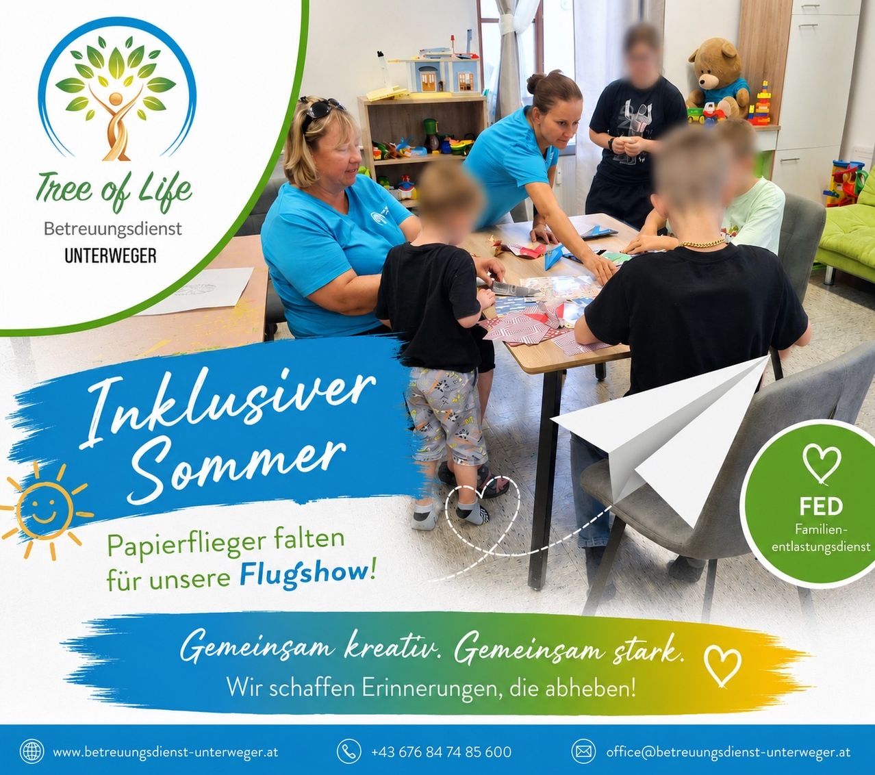 Eine Werbung für Tree of Life Betreuungsdienst Unterweger zeigt eine Gruppe von Kindern und Erwachsenen, die an einer Bastelaktivität teilnehmen, mit dem Slogan 'Inklusiver Sommer' und 'Papierflieger falten für unsere Flugshow!'. Das Bild zeigt einen verblassten Hintergrund mit einem Baumlogo und Kontaktinformationen.